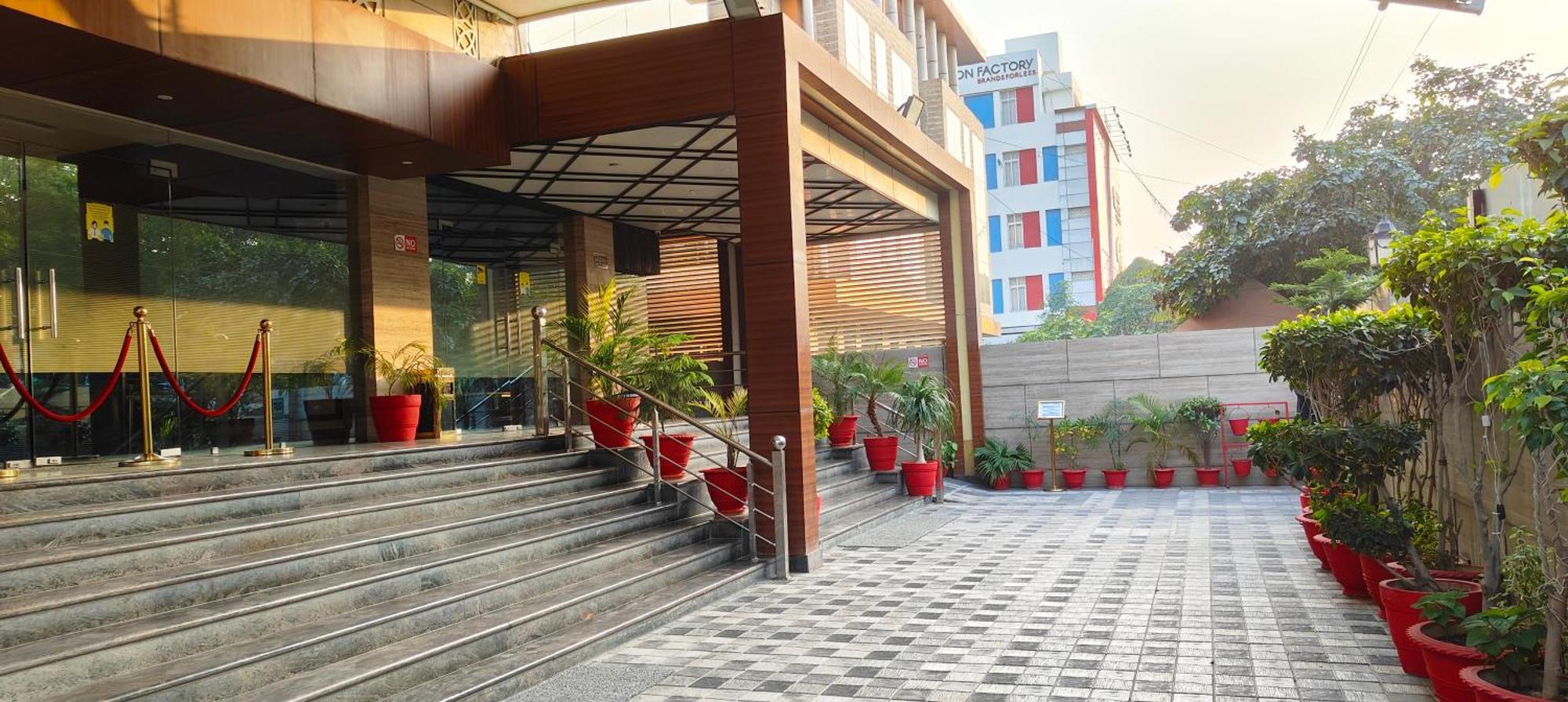 Pinnacle By Click Hotels, Lucknow Bagian luar foto